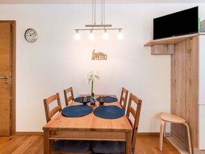 Dining - Urban Apartment in Hopfgarten near Salvenaland Swimming Lake (Hopfgarten im Brixental)