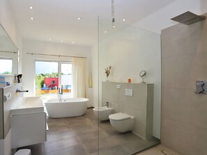 Bathtub, hair dryer, bidet, towels - Paradise in the mountains near Garmisch Partenkirchen (Eschenlohe)
