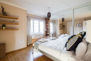 Two Bedroom Apartment | 2 bedrooms, hypo-allergenic bedding, iron/ironing board, free WiFi - Spacious Two Story House (London)