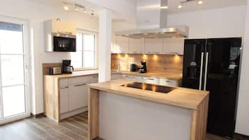 Chalet | Yksityinen keittiö | Liesi, astianpesukone, kahvin-/teenkeitin, syöttötuoli