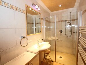 Shower, towels - Vintage Apartment in Fügen Tyrol Near Ski Area (Fuegen)