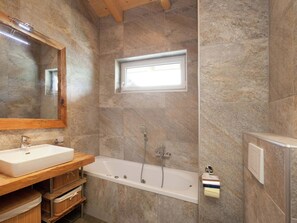 Bathroom - Stunning Holiday Home With Balcony, Ski Storage, Parking (Maria Alm am Steinernen Meer)
