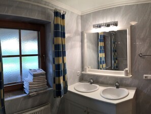 Apartment | Badezimmer | Dusche, Handtücher