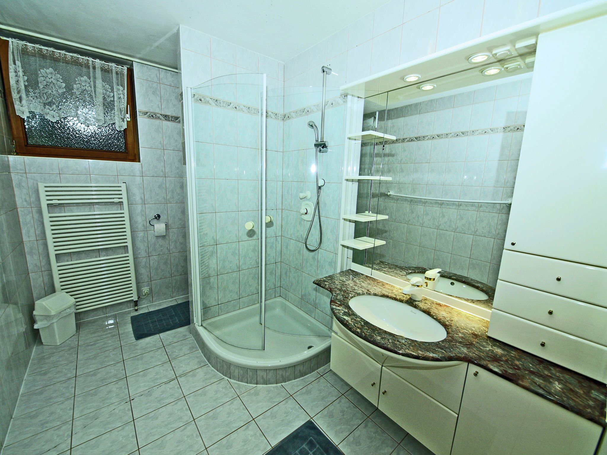 Rumah | Kamar mandi | Shower dan handuk