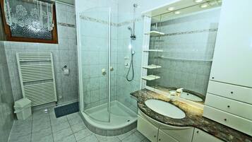 Rumah | Kamar mandi | Shower dan handuk