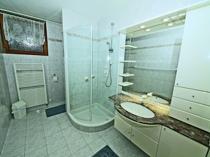 House | Bathroom | Shower, towels