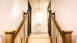 A staircase with wooden railings and a white wall. - Altstadtzauber Lüneburg (Lueneburg)