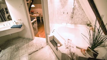 Apartment, 1 Bedroom (3) | Bilik Mandi | Pengering rambut, tuala disediakan