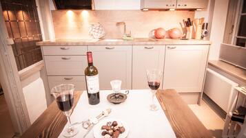 Apartment, 2 Bedrooms (2) | Private kitchen | Fridge, stovetop, electric kettle, highchair