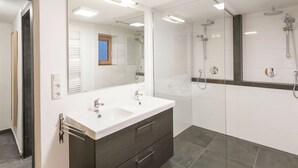 Nhà gỗ | Phòng tắm | Buồng tắm vòi sen, khăn tắm 