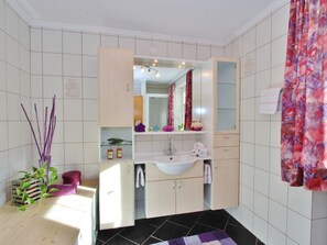 Apartment | Badezimmer | Dusche, Handtücher