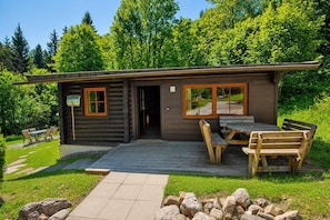 A log cabin with a wooden deck, a bench, and a table. - Chalet in Worgl Near Ski Lift (Woergl)