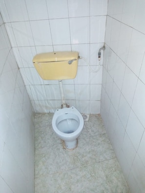 Quarto solteiro | Banheiro | Chuveiro, chuveiro com efeito de chuva, produtos de toalete grátis