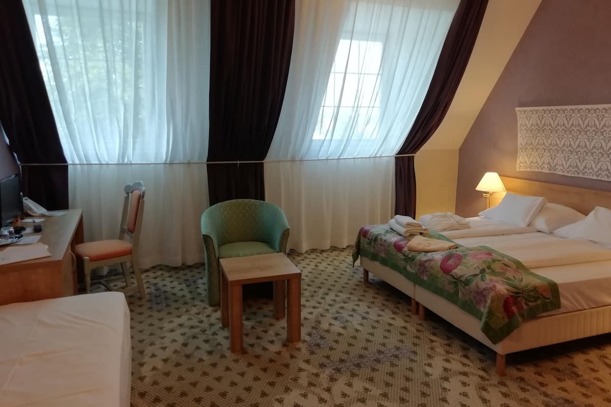 Kuria Classic Plus room | Minibar, in-room safe, blackout curtains, soundproofing