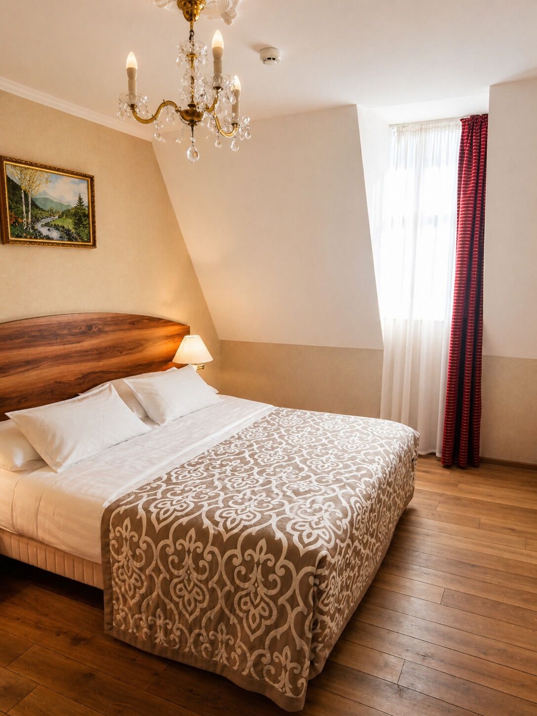 Suite (Kastély) | Minibar, caja fuerte, cortinas opacas y sistema de insonorización