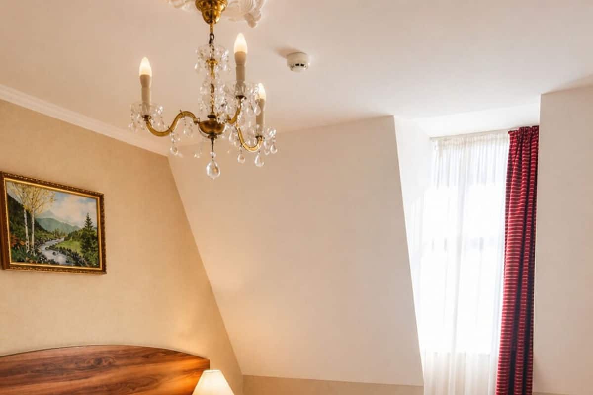 Suite (Kastély) | Minibar, caja fuerte, cortinas opacas y sistema de insonorización