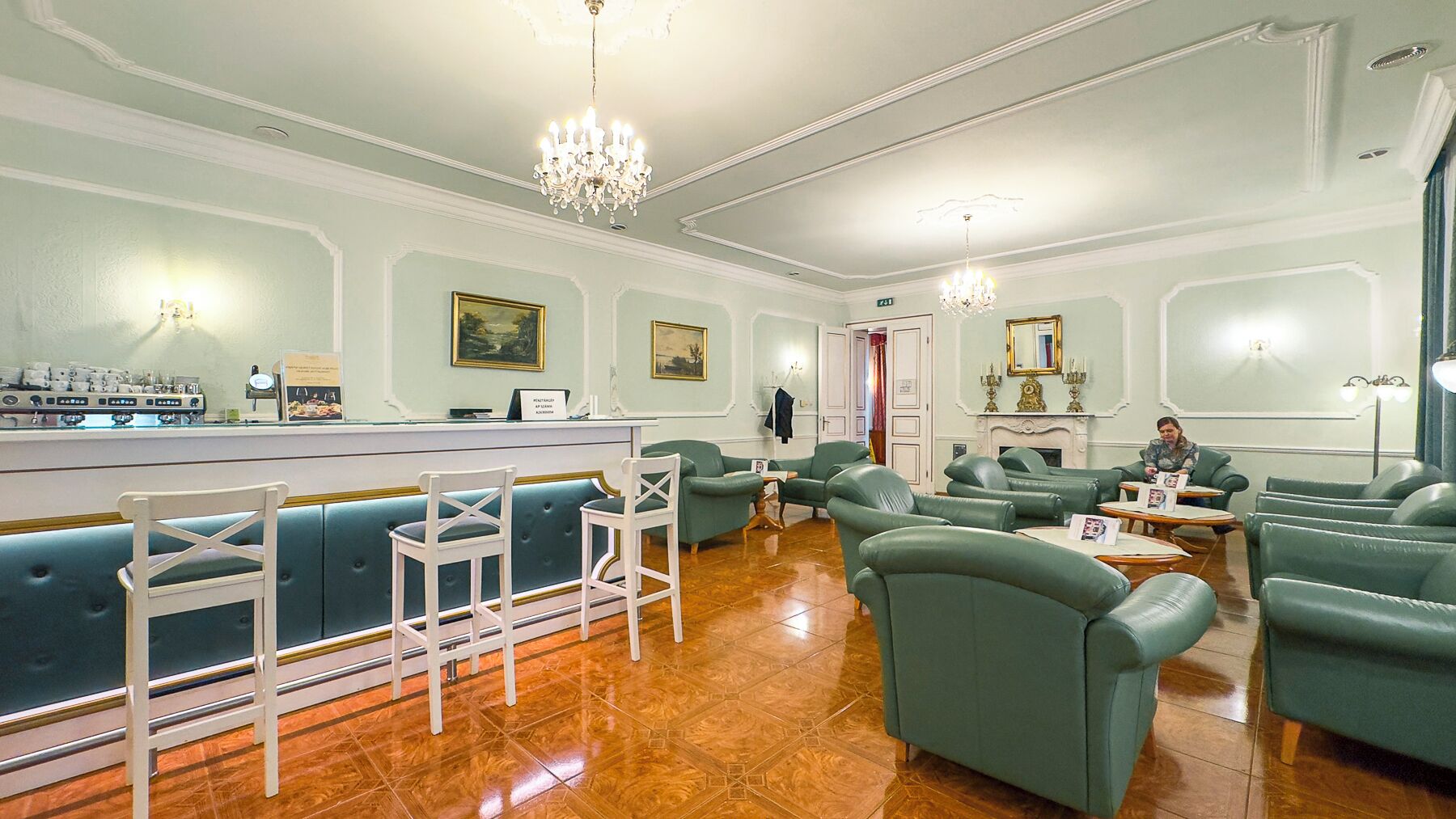 Lobby-lounge