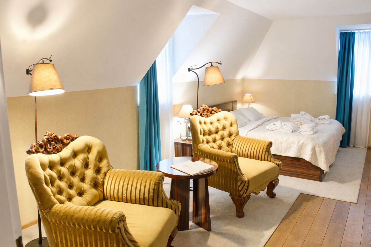 Minibar, coffres-forts dans les chambres, rideaux occultants