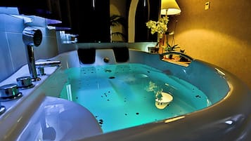 Kuria Romantic suite | Minibar, safe på rommet, blendingsgardiner og lydisolert