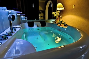 Kuria Romantic suite | Frigobar, cofres nos quartos, cortinas blackout, quartos à prova de som