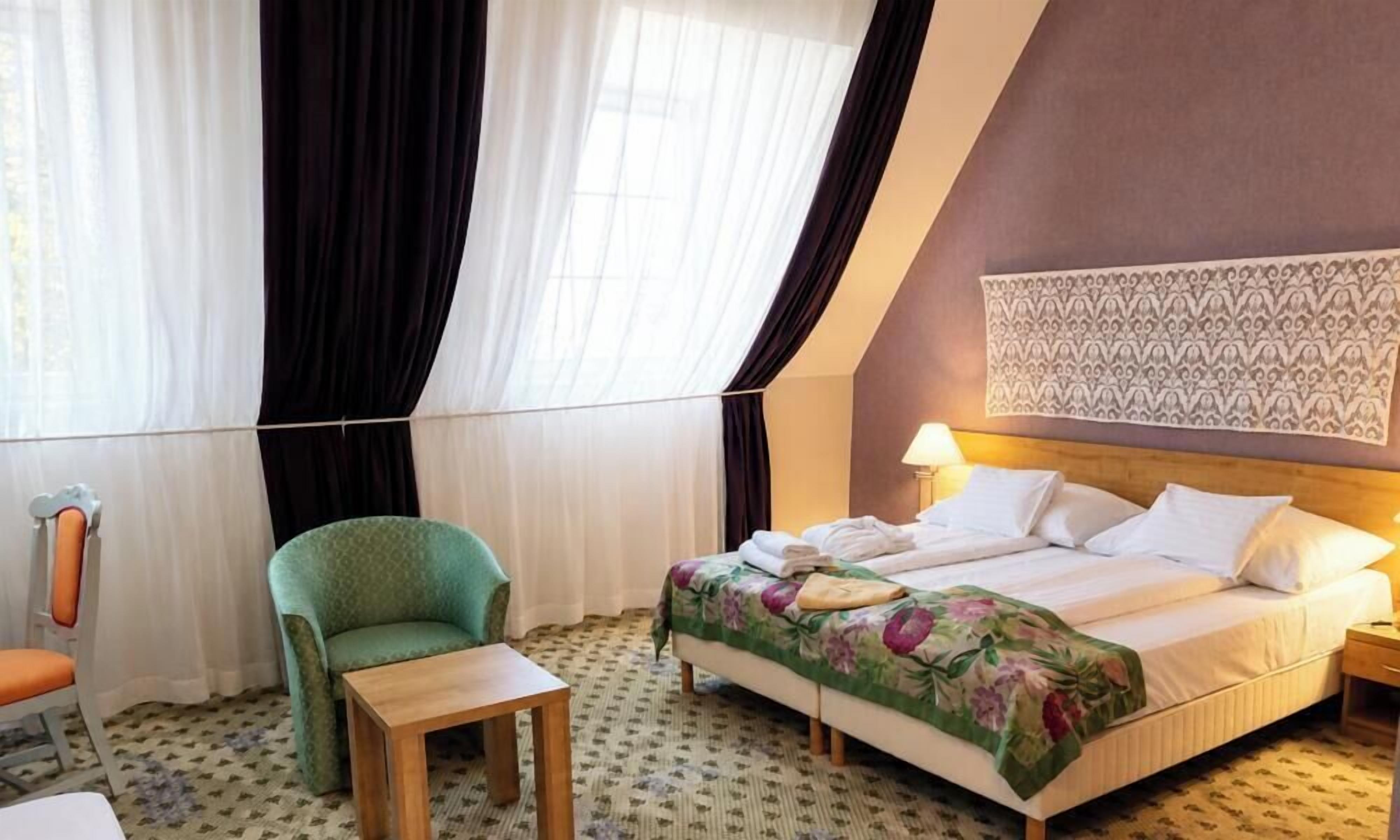 Kuria Classic Plus room | Minibar, in-room safe, blackout drapes, soundproofing