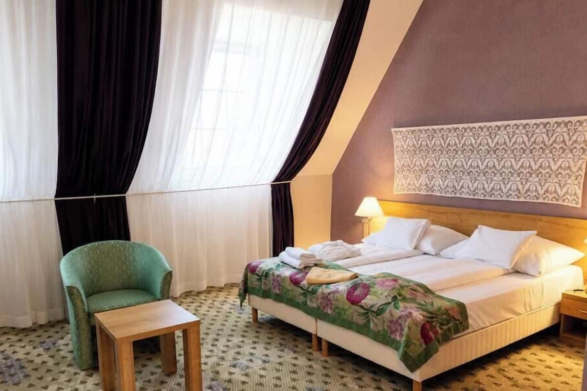 Kuria Classic Plus room | Minibar, in-room safe, blackout curtains, soundproofing