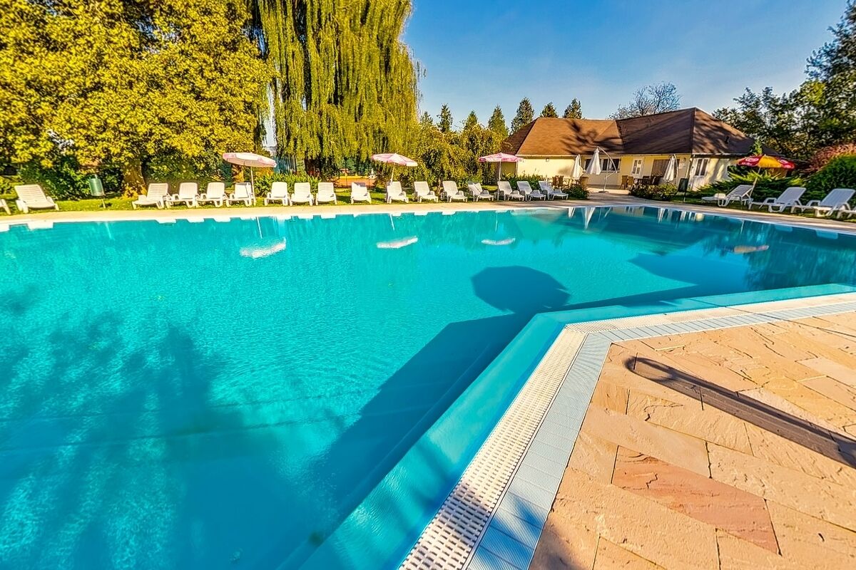 Indoor pool, seasonal outdoor pool, pool loungers