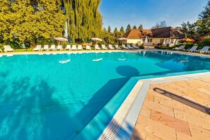 Innendørsbasseng, sesongbasert utendørsbasseng og solsenger