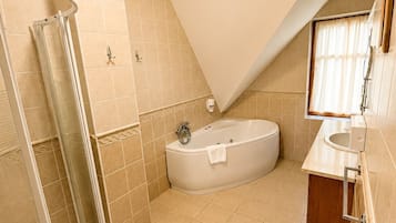 Ein Badezimmer mit Dusche, Badewanne und Toilette.