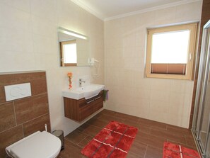 Apartment | Badezimmer | Dusche, Haartrockner, Handtücher