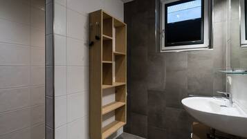 Ferienhaus | Badezimmer | Dusche, Handtücher