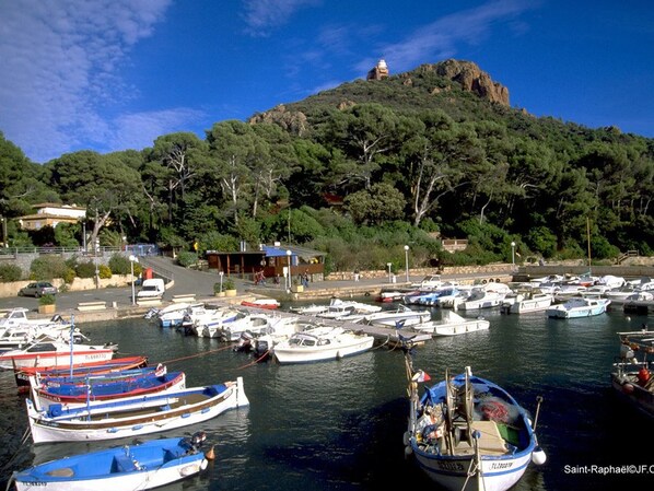 Marina - Charming Studio/Mezzanine with Garden, Parking & A/C, Near Coves - Sleeps 4 (Saint-Raphaël)