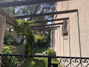 Property grounds - Charming Studio/Mezzanine with Garden, Parking & A/C, Near Coves - Sleeps 4 (Saint-Raphaël)