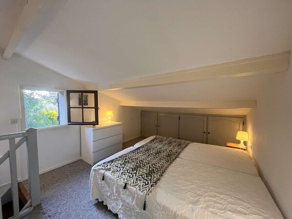 1 bedroom - Charming Studio/Mezzanine with Garden, Parking & A/C, Near Coves - Sleeps 4 (Saint-Raphaël)