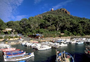 Marina - Charming Studio/Mezzanine with Garden, Parking & A/C, Near Coves - Sleeps 4 (Saint-Raphaël)