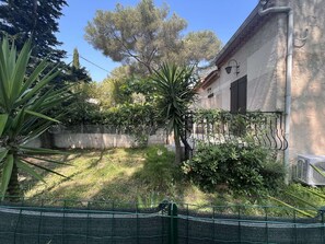 Property grounds - Charming Studio/Mezzanine with Garden, Parking & A/C, Near Coves - Sleeps 4 (Saint-Raphaël)