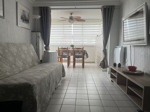 1 quarto, ferros/tábuas de passar roupa, berço de viagem