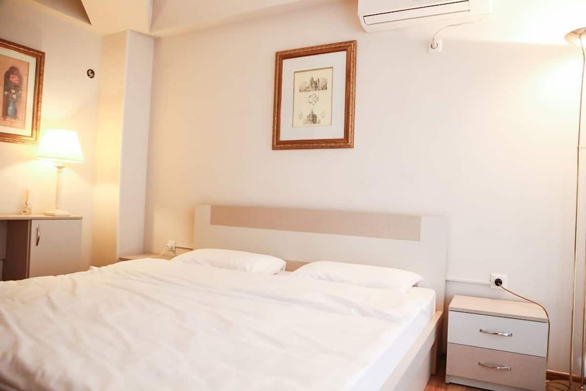 Standard Room, 1 King Bed | 1 bedroom, soundproofing, iron/ironing board (on request), WiFi (free)
