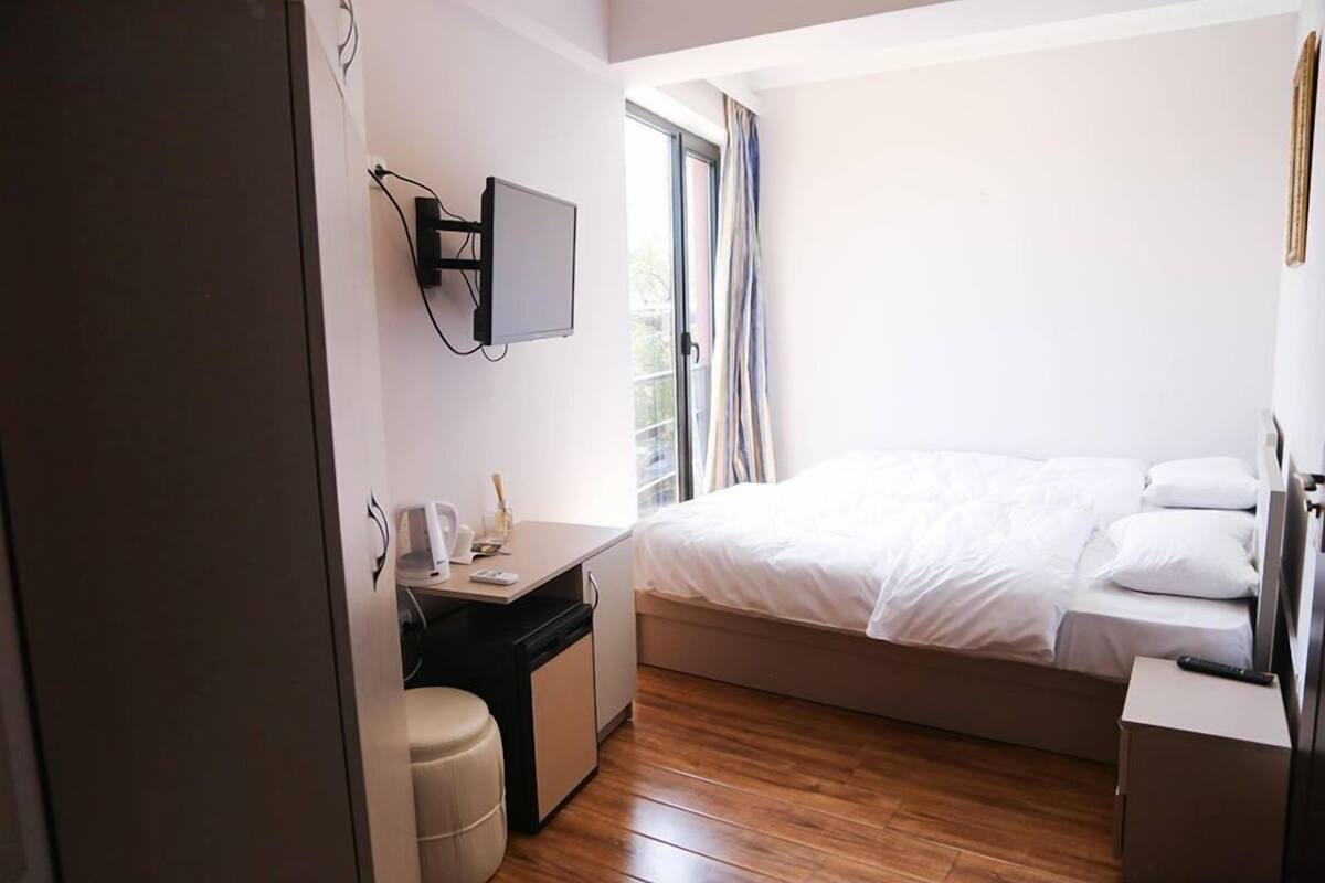 1 habitación, sistema de insonorización y tabla de planchar con plancha