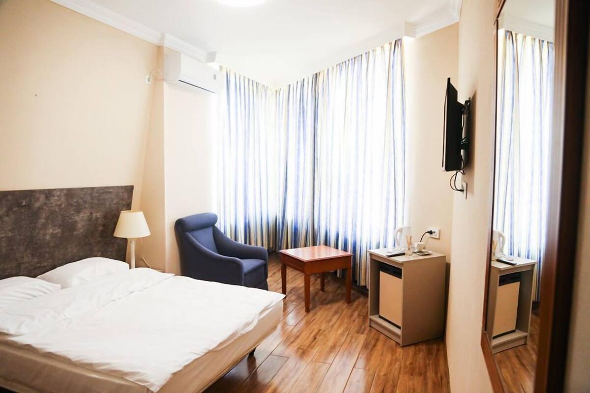 Deluxe Room | 1 bedroom, soundproofing, iron/ironing board (on request), WiFi (free)