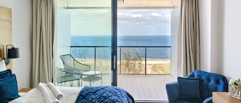 Studio (306) | Living area | Flat-screen TV