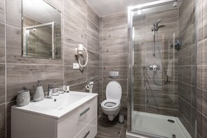 Dusche, Handtücher, Toilettenpapier