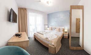 Minibar, escritorio, tabla de planchar con plancha y cunas 