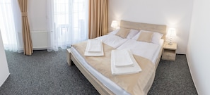 Apartment (4 Adults) | Minibar, Schreibtisch, Bügeleisen/Bügelbrett, Babybetten