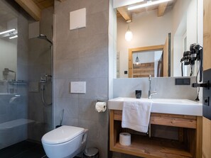 Ferienhaus | Badezimmer | Dusche, Handtücher