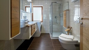 Chalet | Badkamer | Een douche, handdoeken
