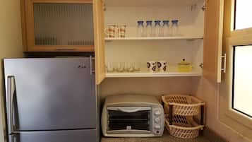 Refrigerador, parrilla de estufa, lavavajillas y tetera eléctrica