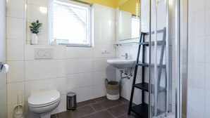 House | Bathroom - Cozy Holiday Home in Salzburg With Mountain View (Sankt Michael im Lungau)