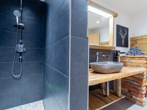 Apartment | Badezimmer | Dusche, Handtücher