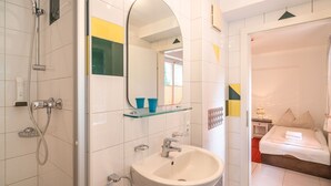 Apartemen | Kamar mandi | Bathtub dan handuk
